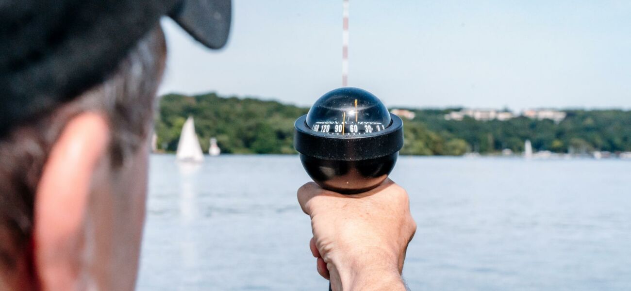 Kompass-Peilung-Motorboot-572