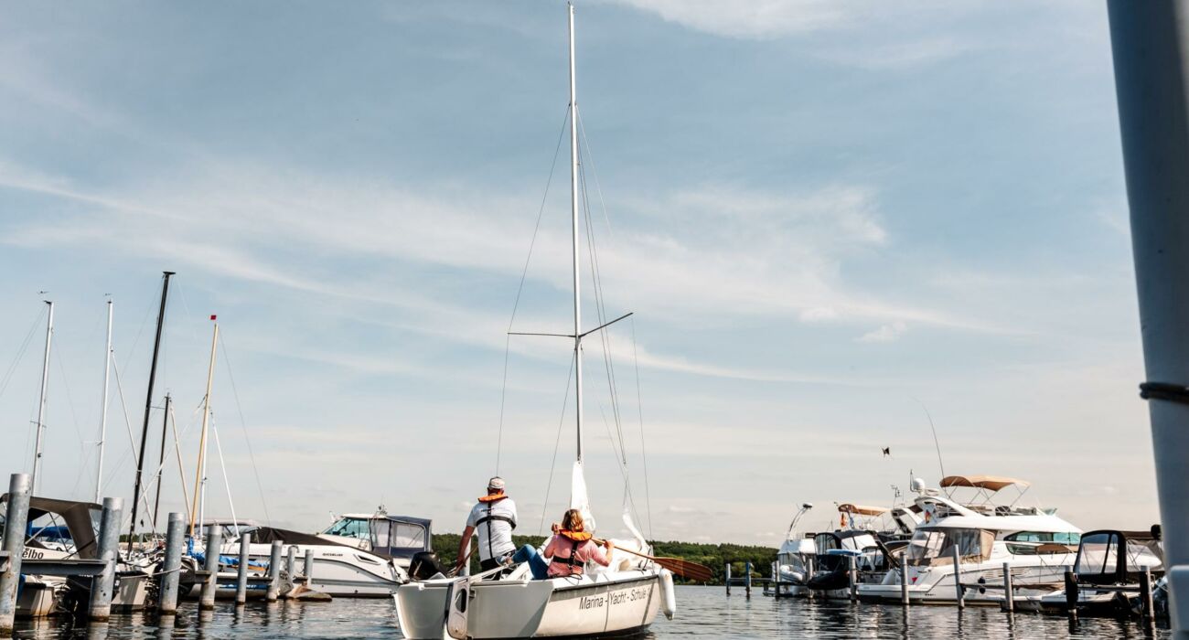 boot-manoevrieren-hafen-marina-lanke-461
